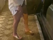 Casada mostrando a buceta no carro 4/16