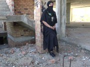 جندي يزني بطيز امرأة مسلمة برة البيت 1/16