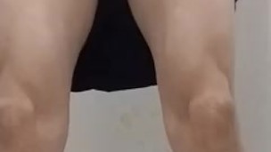 スパッツを履いたまま放尿する男子生徒…。