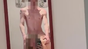 Mi filmo mentre il ragazzo del servizio in camera dell'hotel mi scopa a pecorina - pt.1