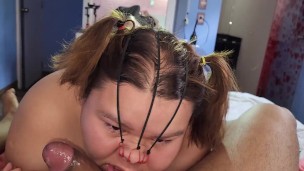 Le vacío los huevos a mi hombre y bebo su semen en público en un centro comercial