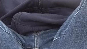 ジーパンを履いたままお漏らしをした男性。しかも2回も出しちゃった・・・