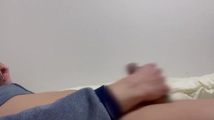 【女とヤリまくってるパイパンちんこをしごいてみた】