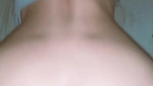 Nos encerramos en el cuarto en plena reunión familiar y termino tragándome su leche