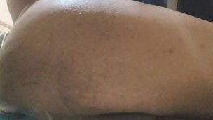 Disfruto tanto mi dildo que gimo como una perra