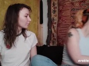 Ersties - Zora und Innana bringen sich gegenseitig zum Squirten 11/16