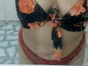 MORENA SAFADA LIMPANDO ESPELHO DO BANHEIRO COM SEU DECOTE SALIENTE/brunette cleaning mirror showing 12/16