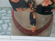 MORENA SAFADA LIMPANDO ESPELHO DO BANHEIRO COM SEU DECOTE SALIENTE/brunette cleaning mirror showing 14/16
