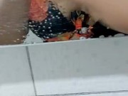 MORENA SAFADA LIMPANDO ESPELHO DO BANHEIRO COM SEU DECOTE SALIENTE/brunette cleaning mirror showing 2/16