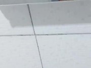 MORENA SAFADA LIMPANDO ESPELHO DO BANHEIRO COM SEU DECOTE SALIENTE/brunette cleaning mirror showing 3/16