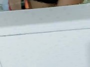 MORENA SAFADA LIMPANDO ESPELHO DO BANHEIRO COM SEU DECOTE SALIENTE/brunette cleaning mirror showing 6/16