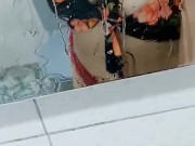 MORENA SAFADA LIMPANDO ESPELHO DO BANHEIRO COM SEU DECOTE SALIENTE/brunette cleaning mirror showing 7/16