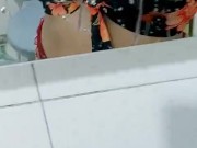 MORENA SAFADA LIMPANDO ESPELHO DO BANHEIRO COM SEU DECOTE SALIENTE/brunette cleaning mirror showing 9/16