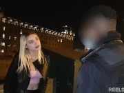 Jeune Touriste Espagnole Paola Hard Baisée Dans le Train et le couloir d'Hôtel par 2 Inconnus !