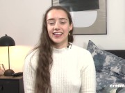 Ersties - Medea lässt sich von der Energie ihres Kristalldildos zum Höhepunkt bringen 10/16