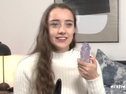 Ersties - Medea lässt sich von der Energie ihres Kristalldildos zum Höhepunkt bringen 12/16