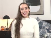 Ersties - Medea lässt sich von der Energie ihres Kristalldildos zum Höhepunkt bringen 2/16