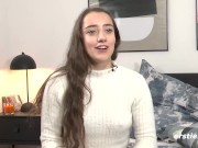 Ersties - Medea lässt sich von der Energie ihres Kristalldildos zum Höhepunkt bringen 4/16