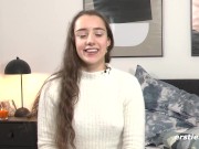 Ersties - Medea lässt sich von der Energie ihres Kristalldildos zum Höhepunkt bringen 8/16