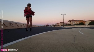 Shooting photo d'une milf sexy qui rentre de soirée