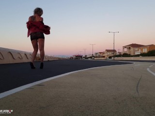 Shooting photo d’une milf sexy qui rentre de soirée