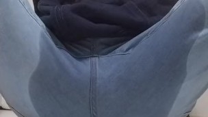 水色のジーパンを履いた男性がおしっこを我慢していたけ結局・・・お漏らししてしまいました・・・