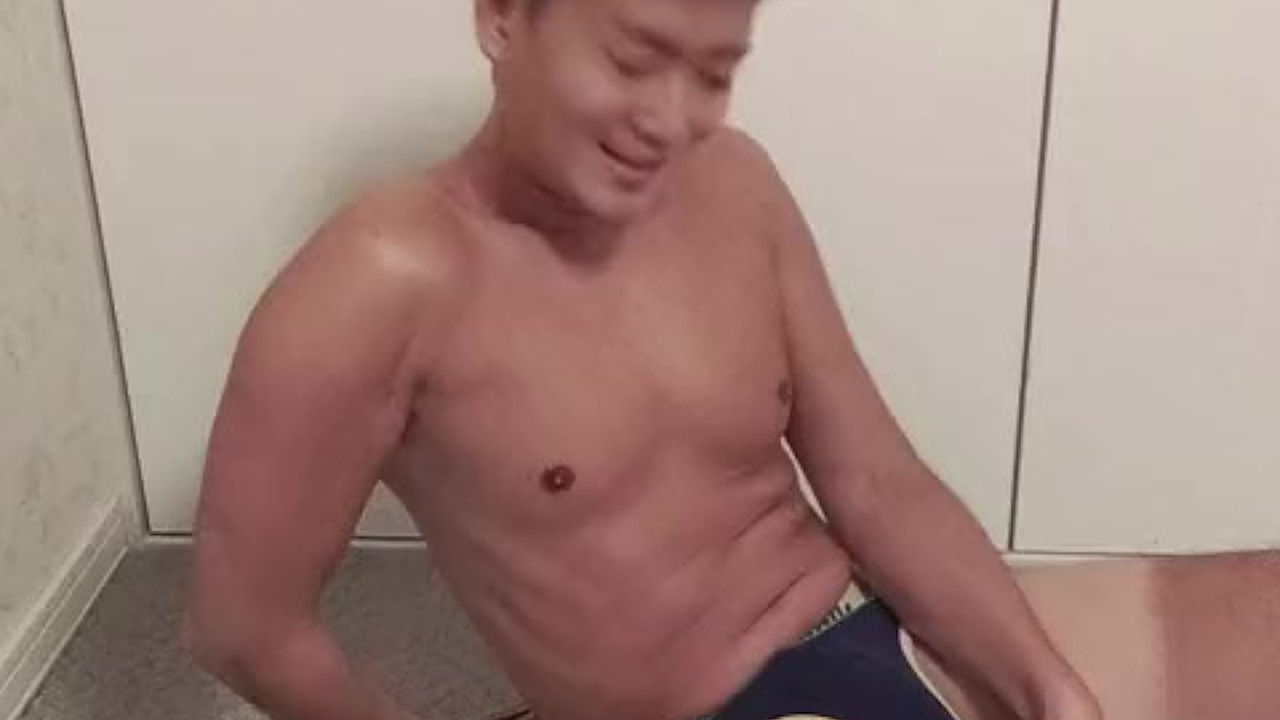 マッチョがケツにバイブ入れながらシコって射精 - Darmowe seks wideo - RedTube
