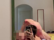 Mi filmo mentre il ragazzo del servizio in camera dell'hotel mi scopa a pecorina - pt.2
