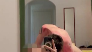Mi filmo mentre il ragazzo del servizio in camera dell'hotel mi scopa a pecorina - pt.2