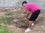 El vecino limpio mi patio a cambio de sexo 1/16