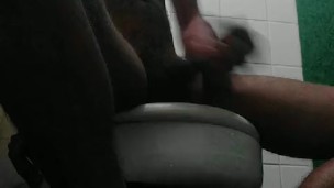 gozando no banheiro público