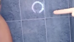 Laura Montenegro juguetona en la ducha