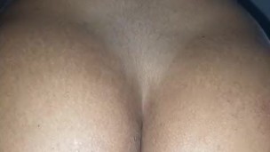 QUE RICO SE VIENE ADENTRO DE MI CULO CABALGANDO LA POLLA DE MI HERMANASTRO / PORNO EN ESPAÑOL