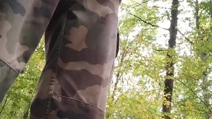 Branlette en forêt et éjac sur les feuilles