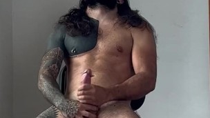 Ragazzo tatuato si sega a due mani e sborra