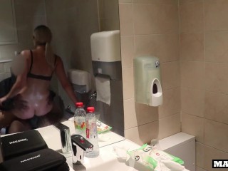 Une femme de ménage surprise entrain de voler et pilonnée à fond dans les toilettes !!!