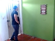 le pago al domiciliario con una buena mamada me chupo toda la leche del condon