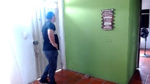 le pago al domiciliario con una buena mamada me chupo toda la leche del condon