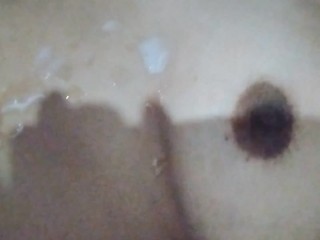 Depois da transa o corpo ficou coberto de porra.