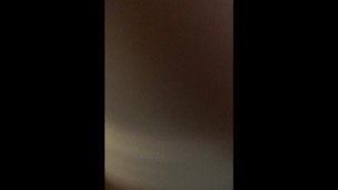 Sa chatte se frotte et mouille sur une bite avant de baiser