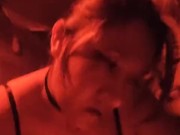 Sexo rico en el cuarto rojo de un club