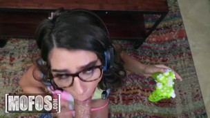 MOFOS - Joseline Kelly Gives Her BF Peter Green A Deepthroat While She Plays A Video Game