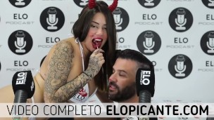 SARA BLONDE CHUPA LA PALETA BON BON BUM EN EL CUARTO PICANTE