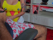 Chupo la verga de mi padrastro mientras juega a la consola 3/16