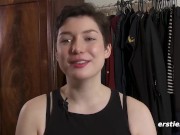 Ersties - Die schöne Birgit aus den USA verwöhnt ihre süße Pussy 10/16