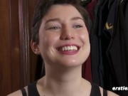 Ersties - Die schöne Birgit aus den USA verwöhnt ihre süße Pussy 15/16