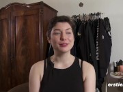 Ersties - Die schöne Birgit aus den USA verwöhnt ihre süße Pussy 2/16