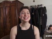 Ersties - Die schöne Birgit aus den USA verwöhnt ihre süße Pussy 4/16