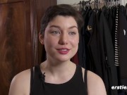 Ersties - Die schöne Birgit aus den USA verwöhnt ihre süße Pussy 6/16