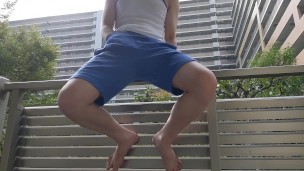 【お漏らし】青いトレーニングウェアのままちんちん弄ってたらおしっこ出ちゃった【野外】　Wetting in training wear